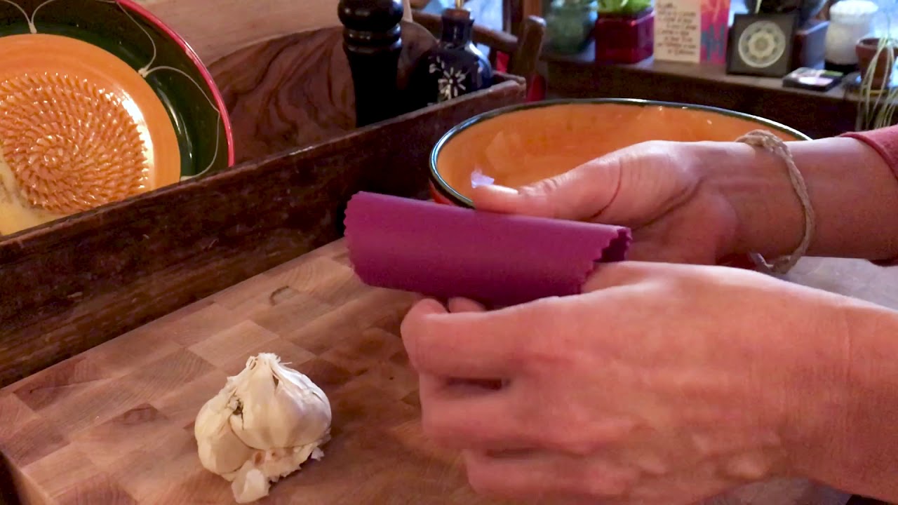 How to use a garlic peeler
