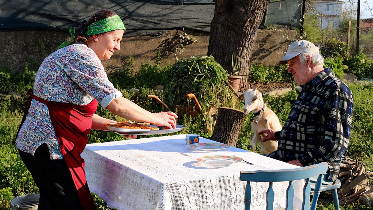 Crispy Meat Pastry Over Fire! Traditional Turkish Çi Börek in the Village