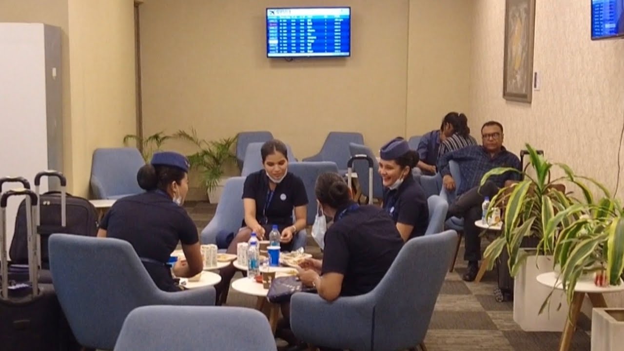 Airport Lounge Ka Food Review aur Metro Mai Hua Kuch Aisa Jo History Mai Pehle Kbhi Nahi Hua