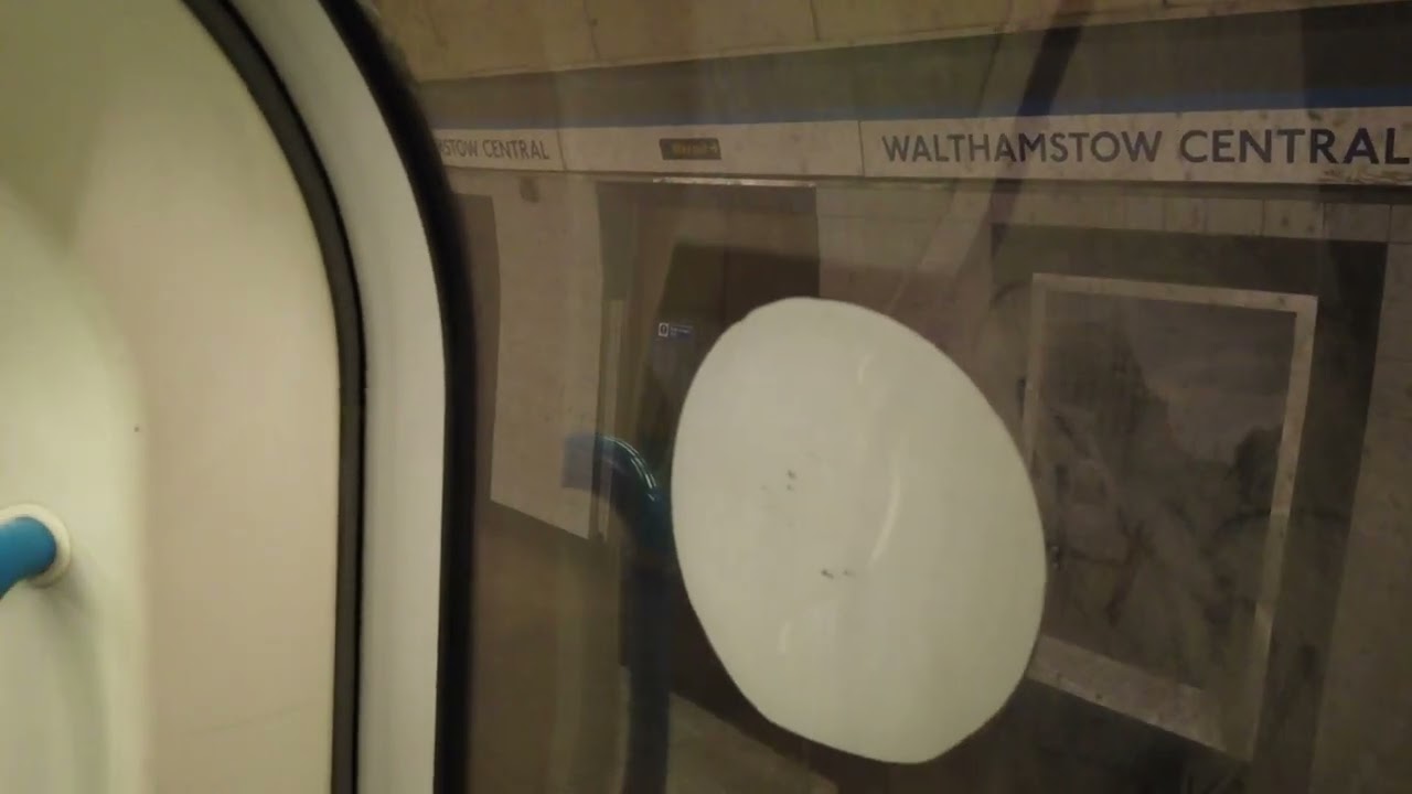 Victoria Line Blooper,  Broken annoucement, (Please stand clear of the closing doors), Funny!