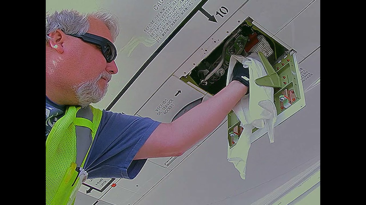 B777 GE 90 IDG Oil Servicing