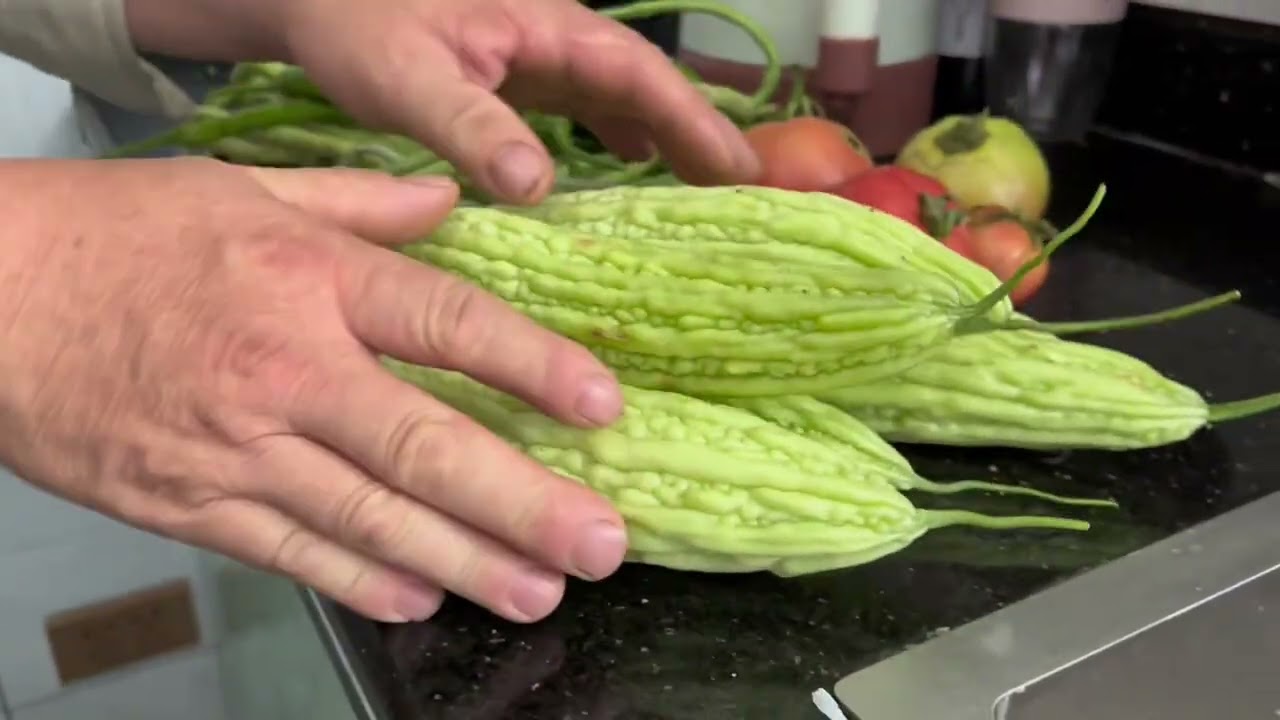 殷二哥种的菜又被别人偷去了 ，包谷也吃得了，打算明天去把包谷搬回来放起#家常菜  #记录真实生活
