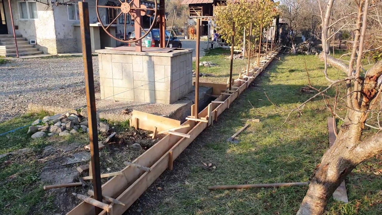 Execuție gard , fixarea cofragului si a stalpilor partea 1