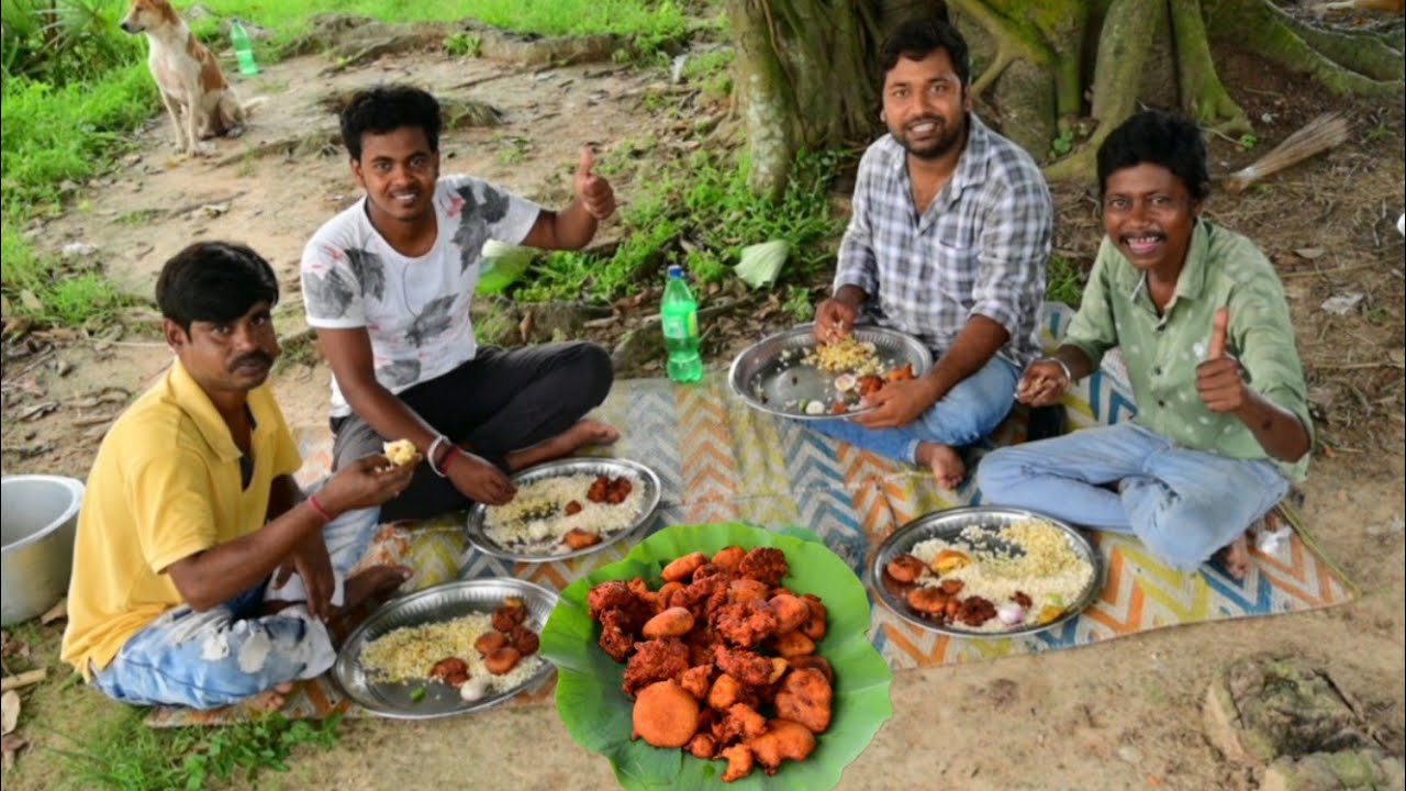 সকালের টিফিনে আলুর চপ সঙ্গে গরম গরম পেঁয়াজি দিয়ে টিফিন করলাম