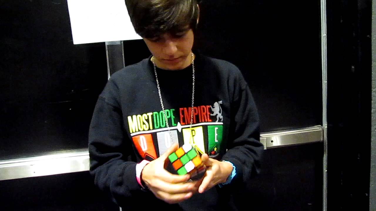 Alex Constancio solving my rubik's cube!