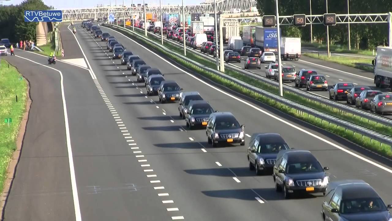 Rouwstoet vliegramp MH-17 bij Waardenburg