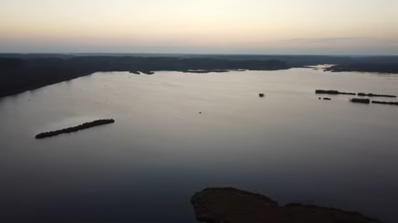 Рибалка на щуку в листопаді. Ловля щуки на лісовому оз. Піпло. Перший раз ловимо на платнику