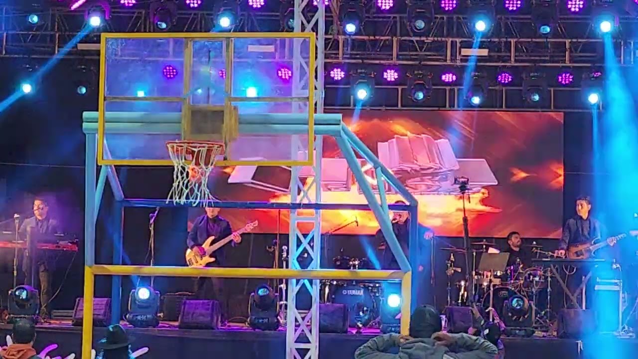 Grupo Veloz de la Sierra en vivo en el baile de San  Lucas Yosonicaje Yucuhiti Tlaxiaco