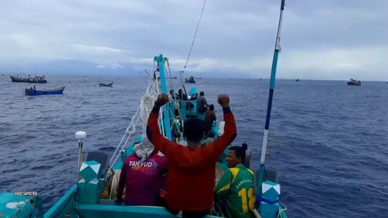 Mengerjakan nelayan terlihat kawanan ikan terbanyak cepat cepat pasang jaring pukat cincin