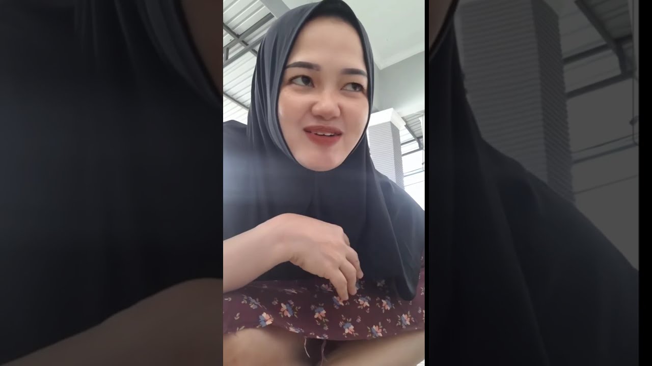 Sengaja Jilbab mama muda bersih bersih ada yang keliatan mama muda cantik 
