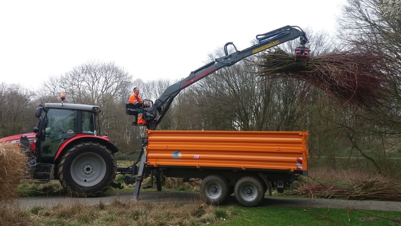 MF 5711  SL u. Anhänger mit Forest Kran in aktion