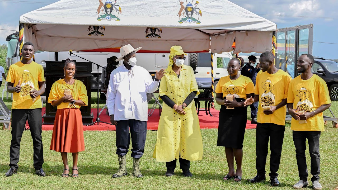 Museveni blesses 2 girls and 3 boys with 10 million cash as he commissioned Tooro skilling hub