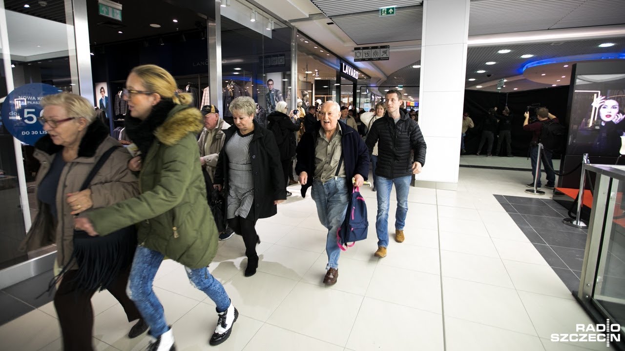 Przepychanki i kł&oacute;tnie. Otwarcie nowej części Galaxy