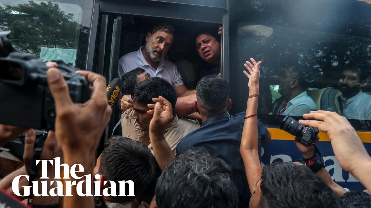 Rahul Gandhi detained and pulled on to bus after calling for Narendra Modi to resign as PM