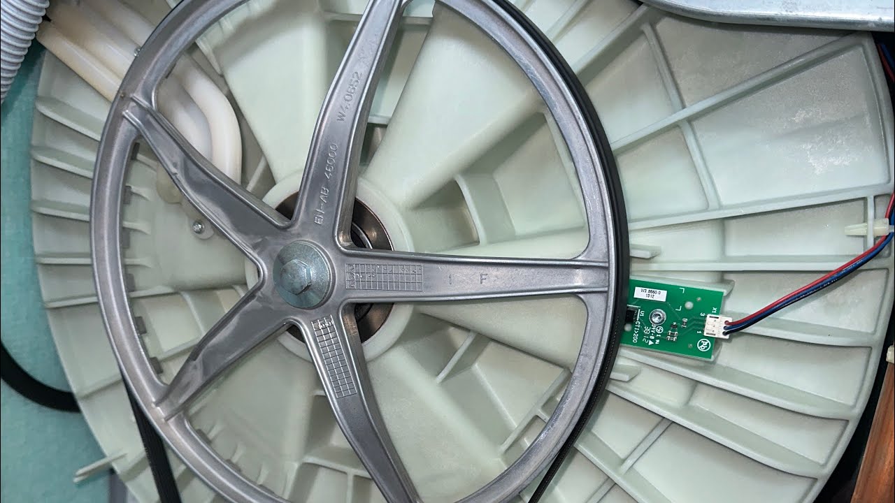 V-ZUG Adora SLQ WP - Spinning at 1600 Rpm (with back plate off)