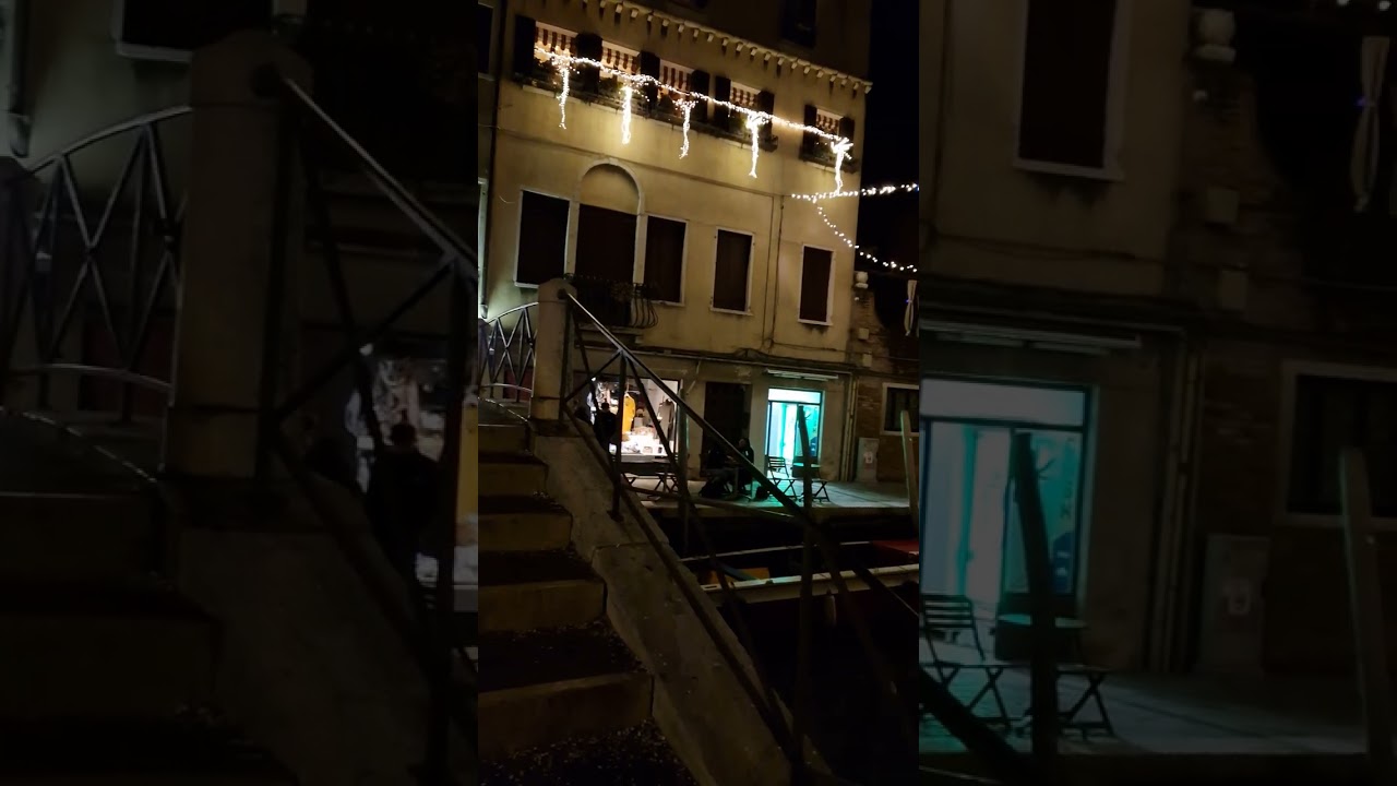 Venice Night: Shimmering Reflections & Glow! 💡🌊