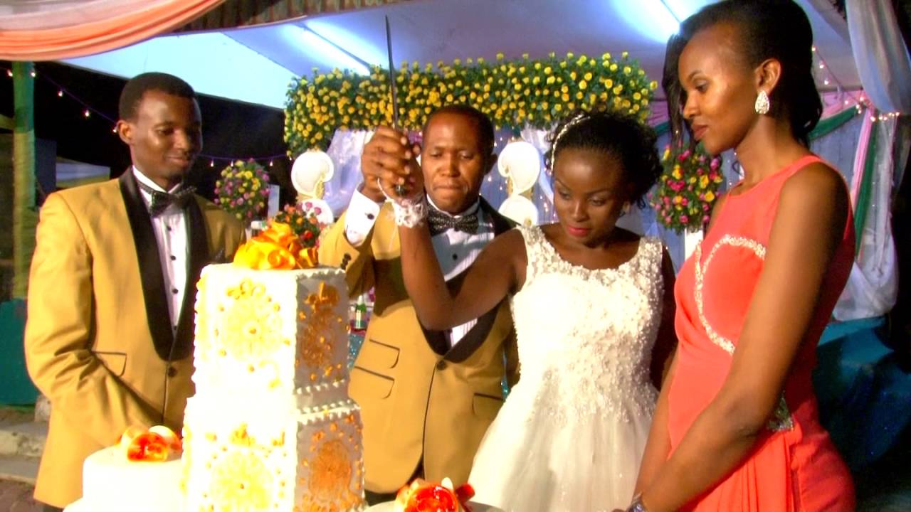 Mc kwayu akiwa kazini
