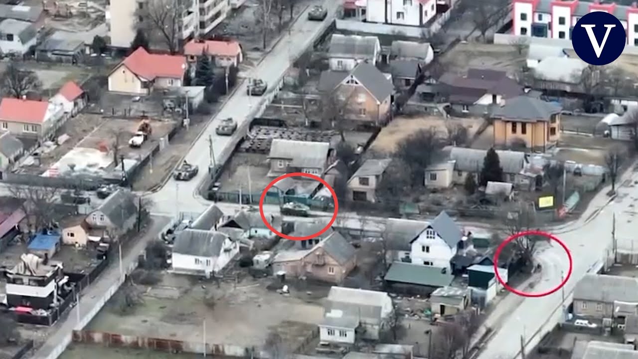Un vídeo muestra como tanques rusos disparan contra un ciclista en Bucha