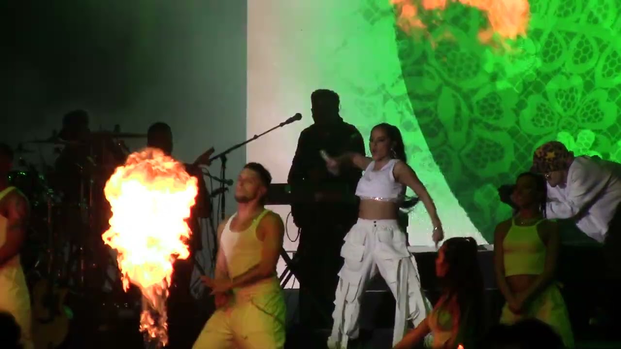 2022 03 13 Becky G - Sin Pijama