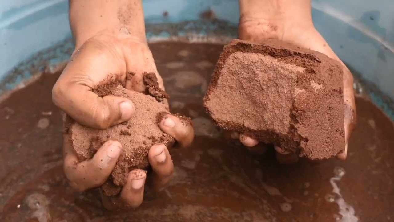 Red dirt crumbling water 💦 🤤😍 #cementdirtlover#purecement #reddirt#bts#love#crunchy #crush #asmr