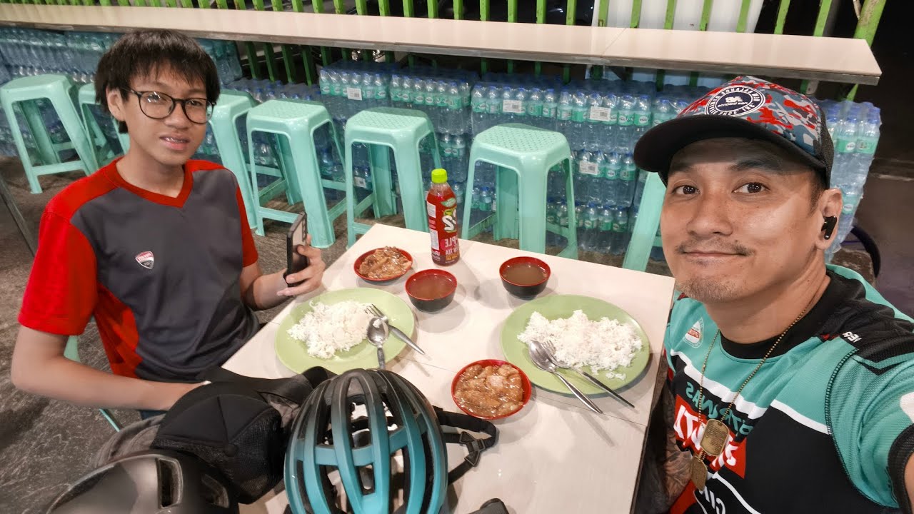 Padyak to MOA Seaside on a very early Saturday morning. Kain, kape at kasiyahan with Kid! 
