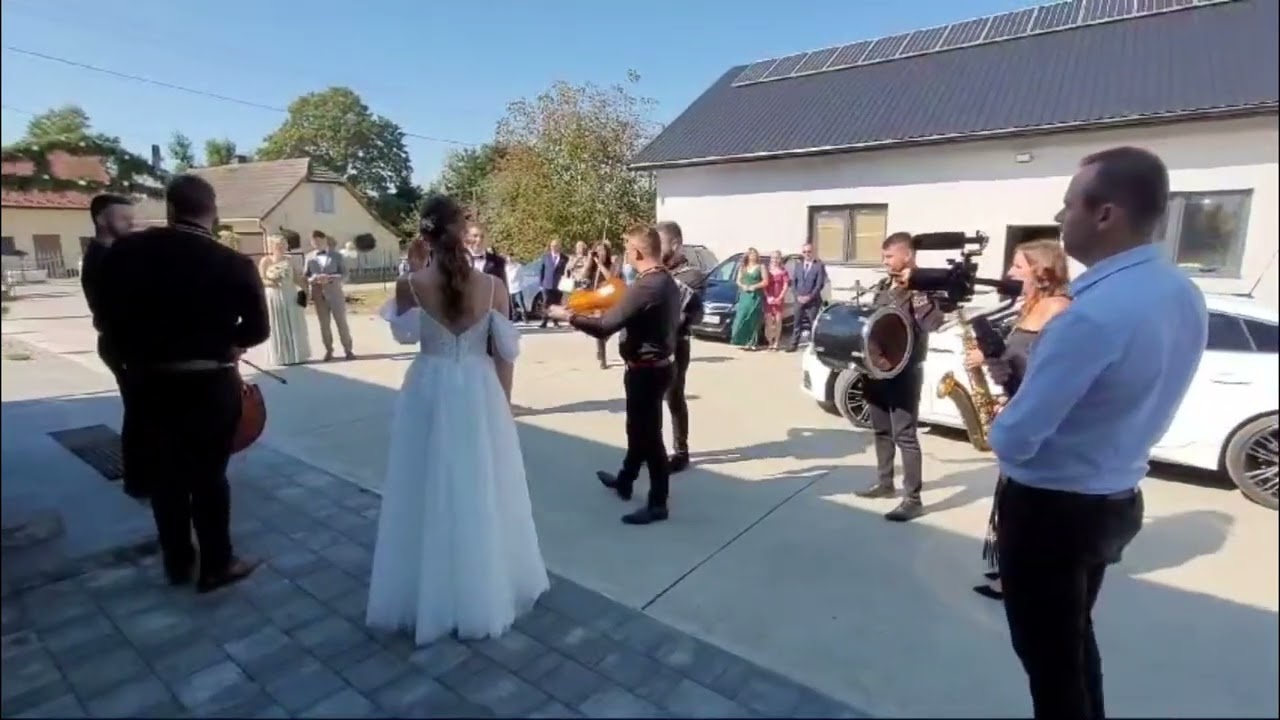 Przywitanie pod domami Państwa Młodych 🥁🪗🎷🎻