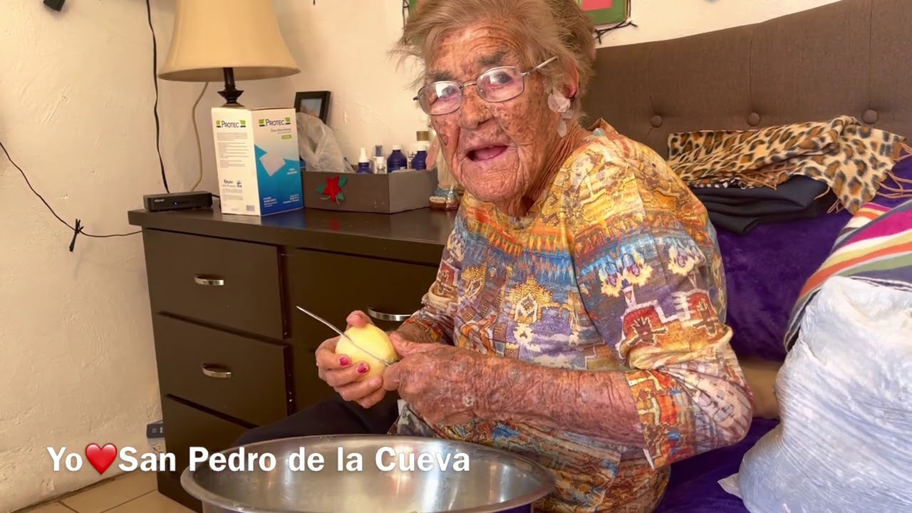 Doña Beba cocinando papas con queso y feliz ya sabe usar su lavadora