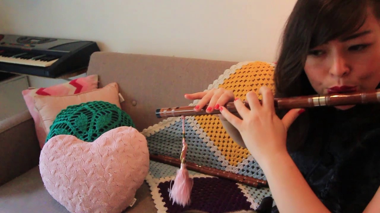 Cintia explica a flauta chinesa Di Zi