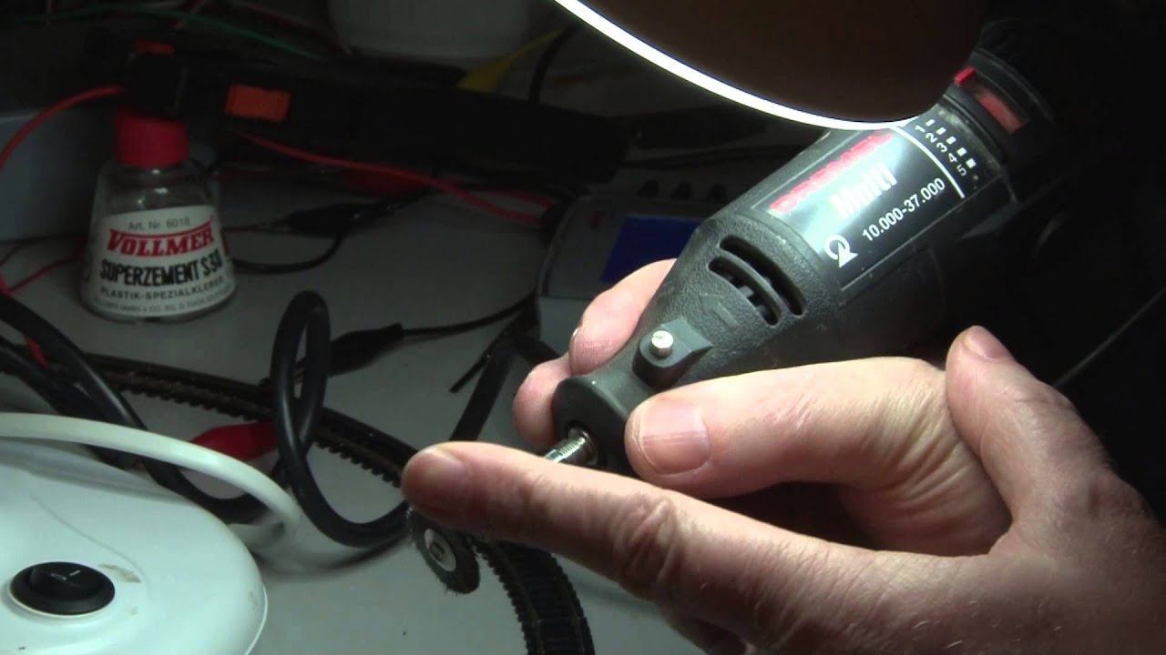 Cleaning wheels on a model train - Restoring good contact
