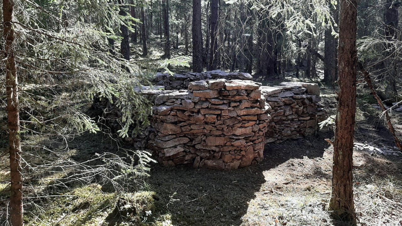 Building a Small Stone House in the Woods - Dry Stone Walling - Day 16-18