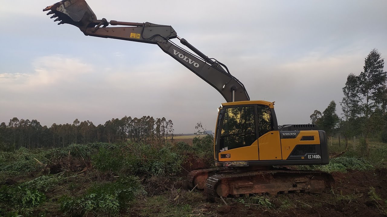 Escavadeira volvo finalizando destoca operador capixaba