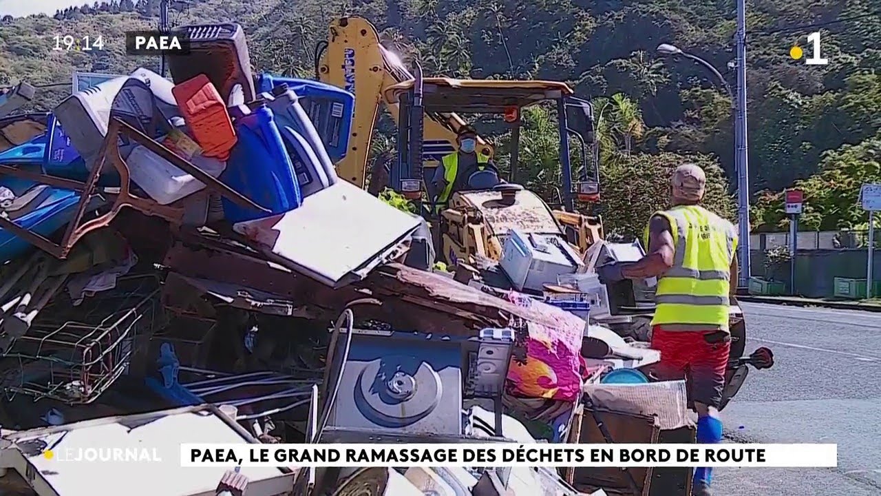 Paea, le grand ramassage des déchets en bord de route.