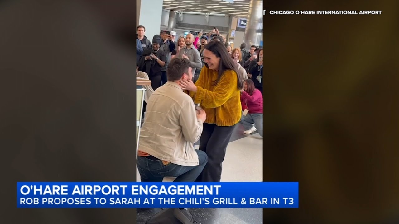 Man proposes in front of Chili's at Chicago's O'Hare airport