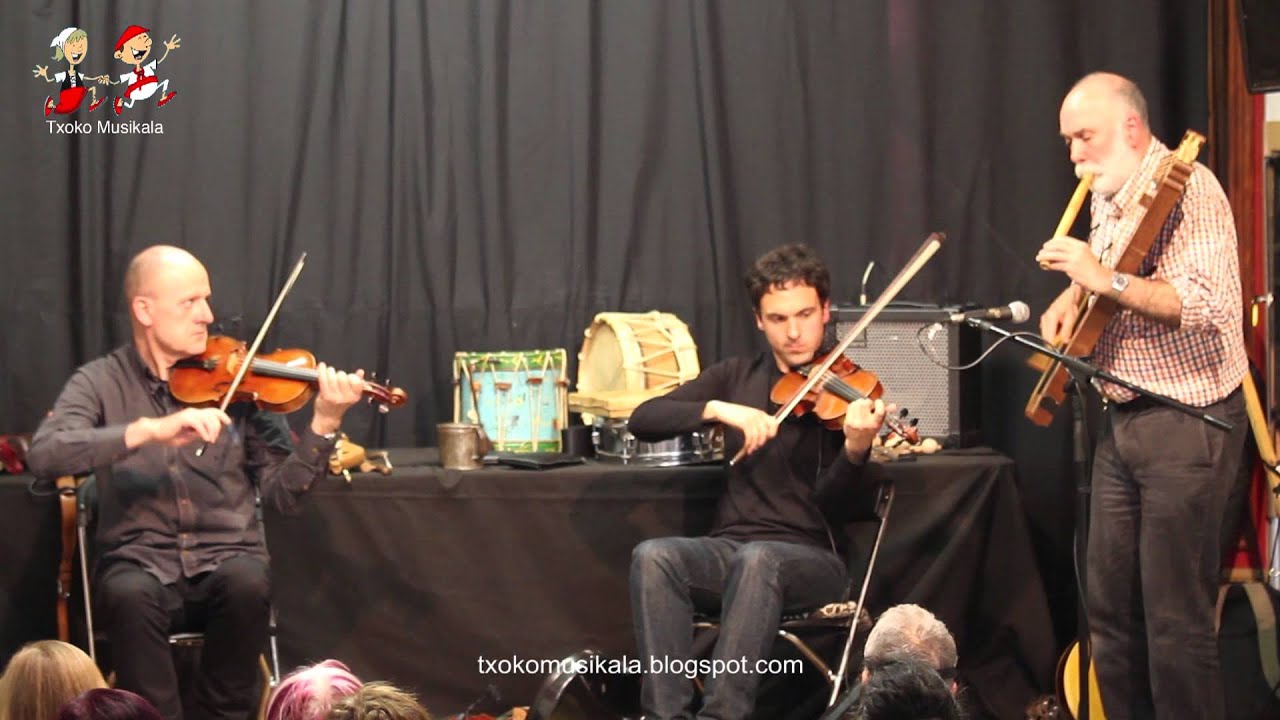 201304130102 Juan Arriola, Arkaitz Miner eta Juan Mari Beltran 2013ko udaberriko kontzertuan _.24603