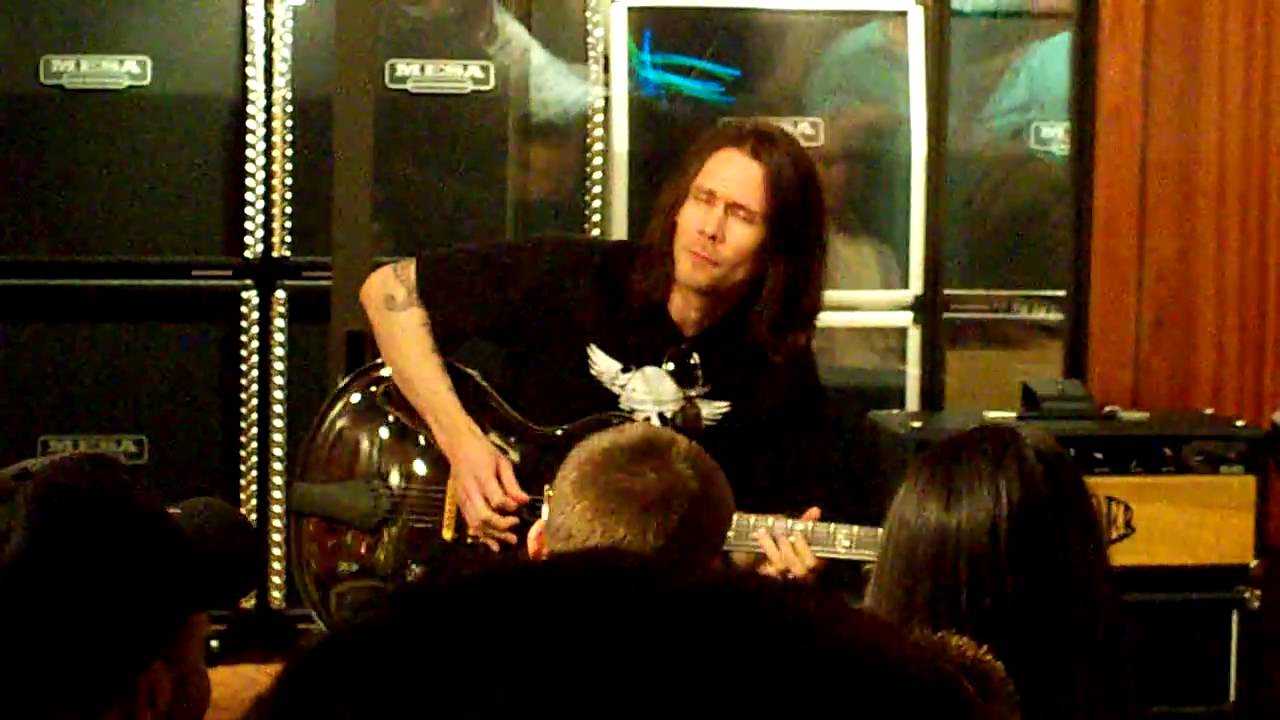 Myles Kennedy jamming with Paul Reed Smith