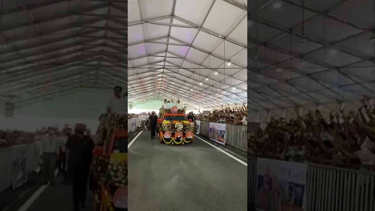 Surat accords a magnificent welcome to PM Modi during roadshow
