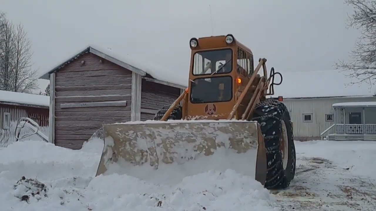Bm Volvo H10 350 65 snö svängen diesel Volvo tractor shovels snow in northern Sweden.