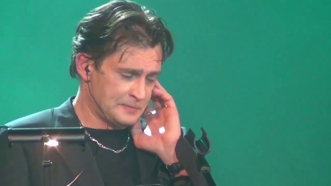 Поёт Александр Домогаров. 