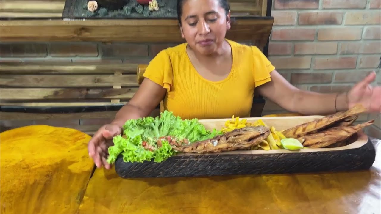 Tilapia frita con deditos de platano al estilo de Doña Viky