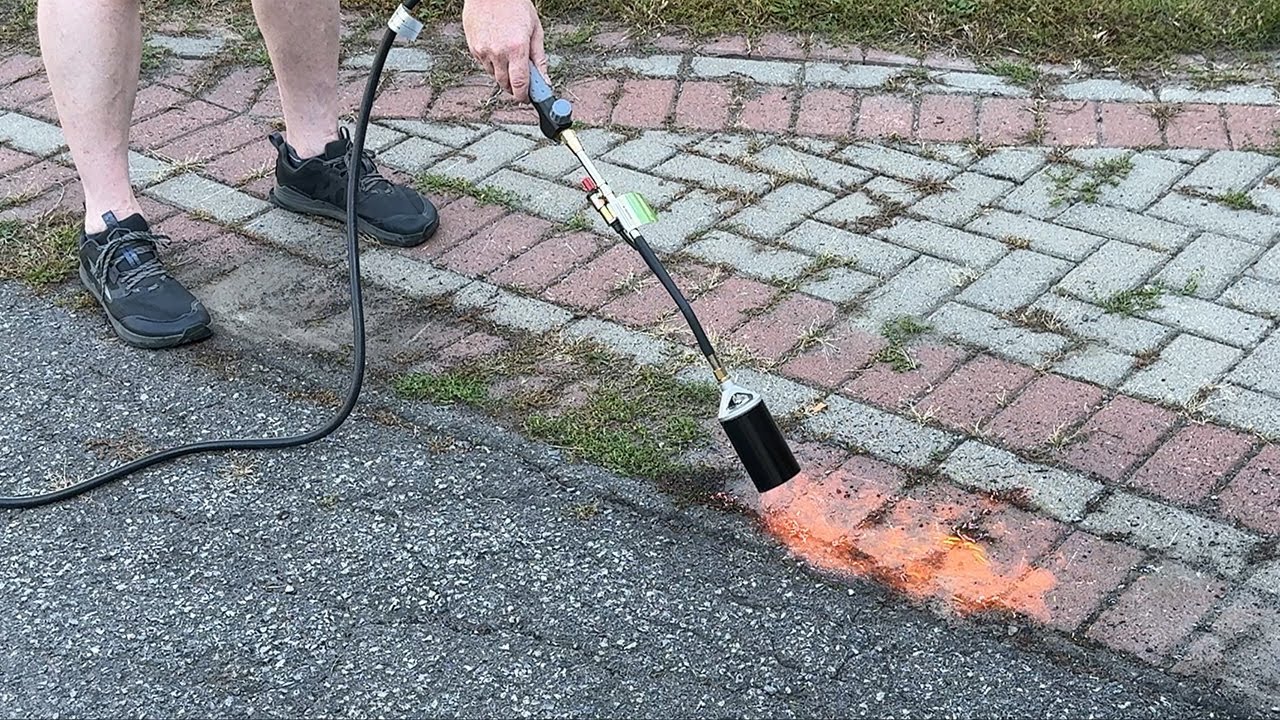 Как использовать пропановую горелку для борьбы с сорняками