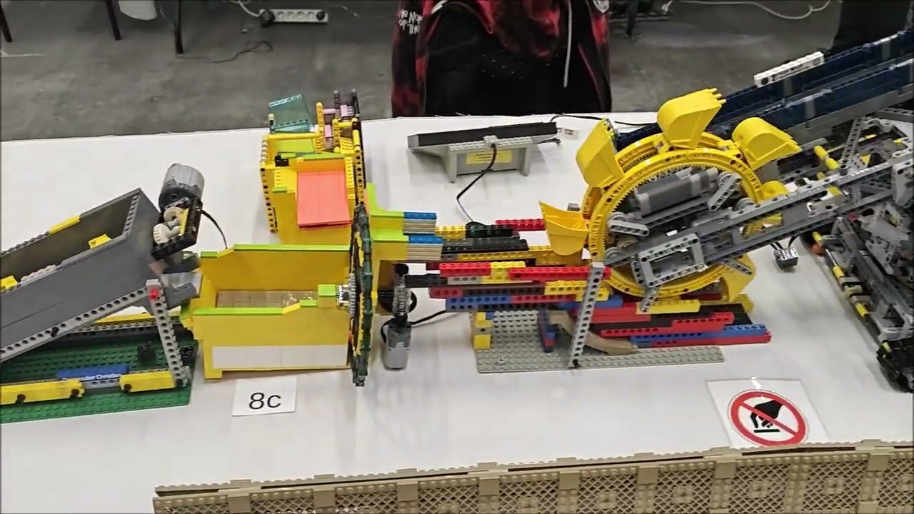 Walk around the LEGO Great Ball Contraption GBC at Spiele Messe, Hamburg (D). New World Record?