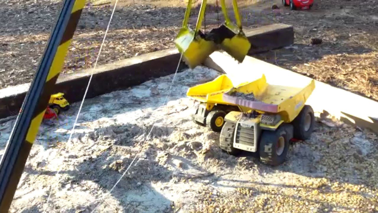 Trying out the sandbox clamshell bucket