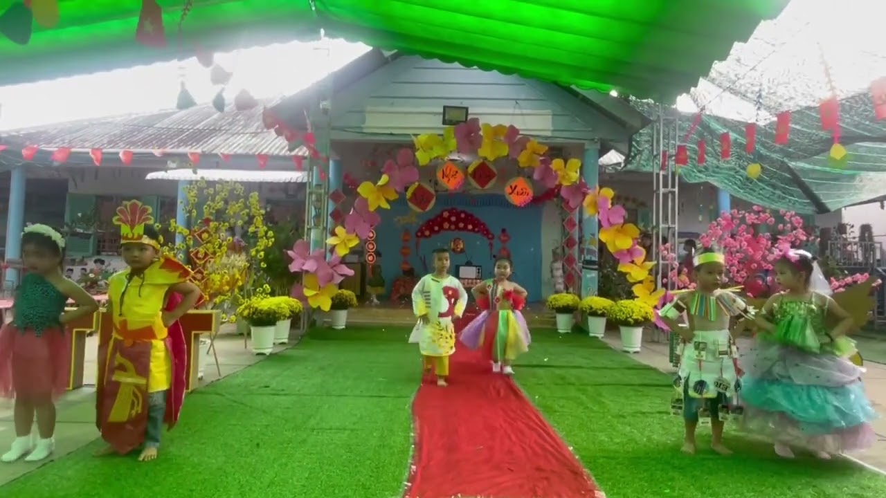 Bún biểu diễn thời trang mừng Xuân 