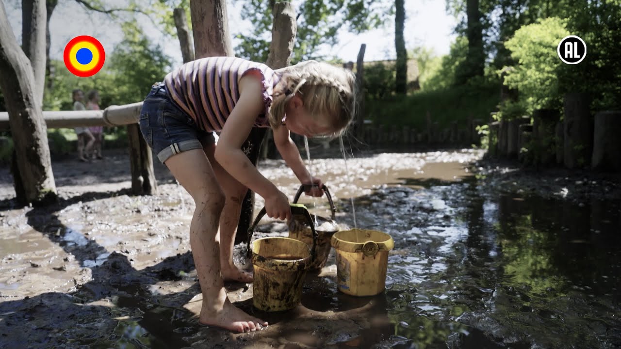 Nine & Hidde gaan heel vies worden in de modderspeelplaats | Kom Buitenspelen | Kindertijd KRO-NCRV