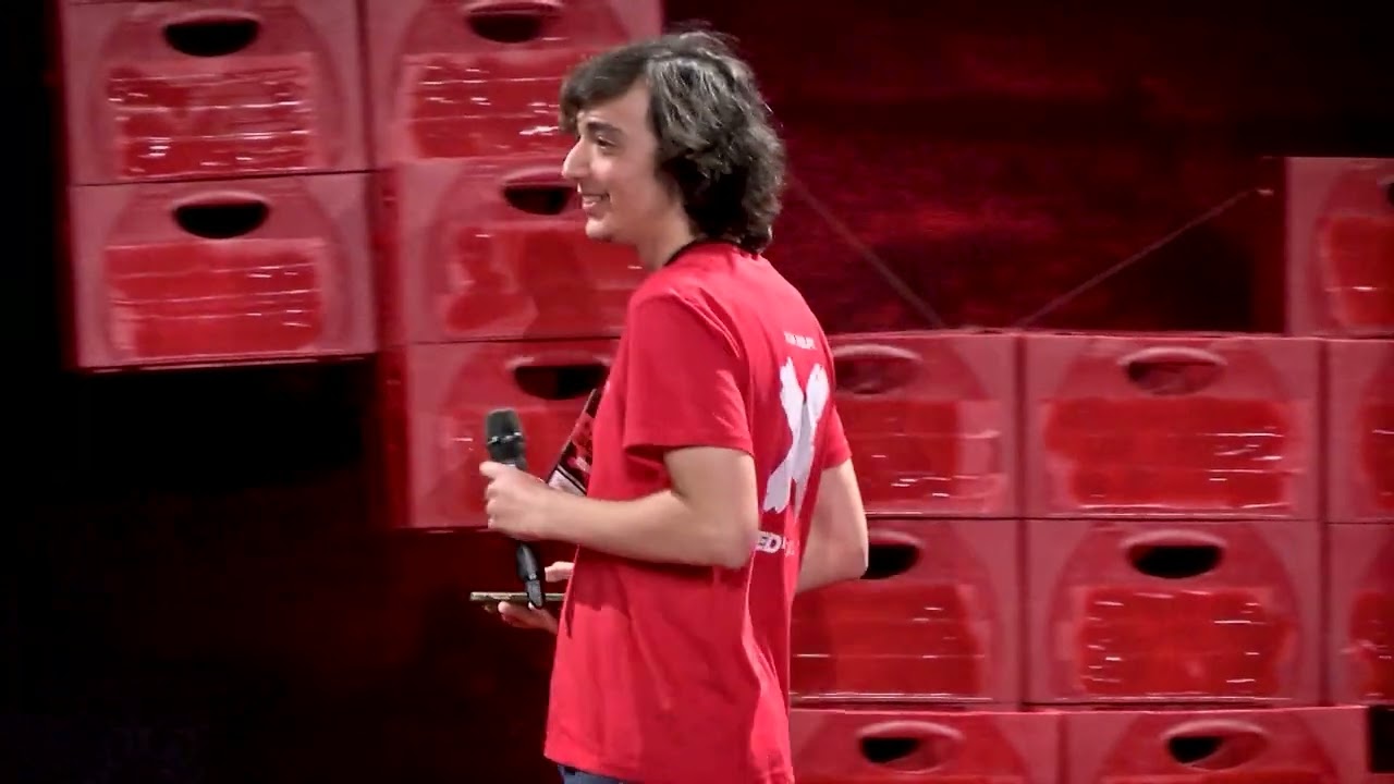 TEDxPorto 2025: O voluntário Tomás Ribeiro lê o seu poema sobre 