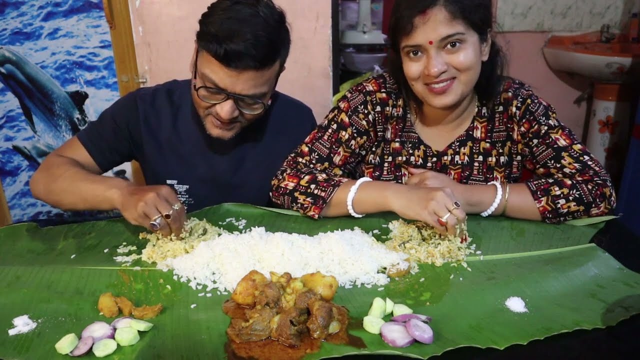 আজকে দুজনে একটা কলাপাতায় খাসির মাংস ভাত খেলাম |  Eating Rice with Mutton & Aloo Bhindi Sabzi