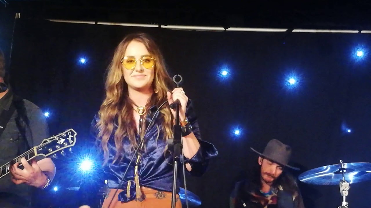 Lainey Wilson - Microphone @ C2C 2019
