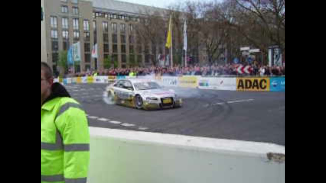 [DTM Präsentation Düsseldorf 2008] Audi A4 DTM machen Donuts auf der Königsallee in Düsseldorf