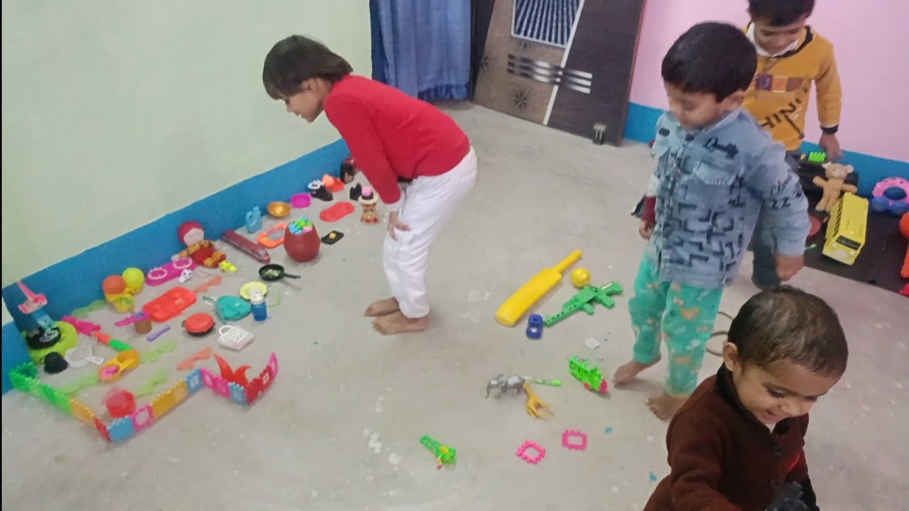 छोटे बच्चों का ढेर सारे खिलौनों के साथ प्यारा खेल 🧸😍 | Cute Kids Playing with Toys