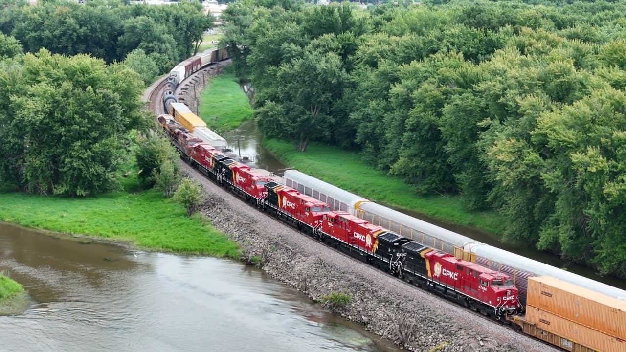 CPKC 181 along the Mississippi River causeway